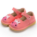 Nette Baby-Kuh-quietschende Schuhe handgemachtes weiches